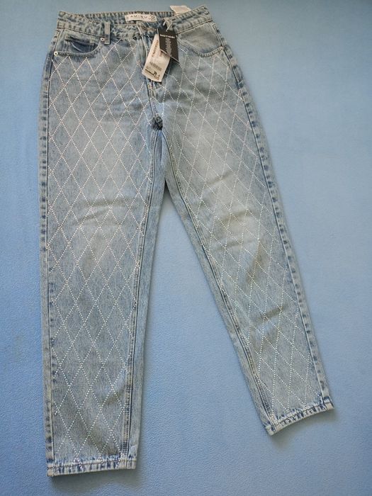 Nowe damskie jeansy rozmiar 38
Nowe damskie jeansy rozmiar 38
Z przodu