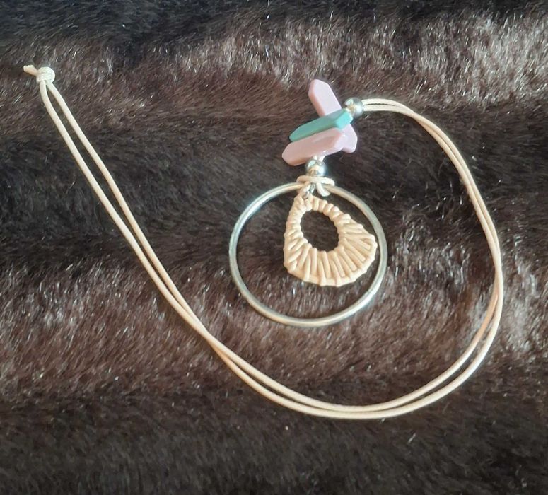 Colar tricolor com pendente