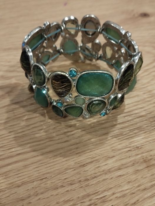 Bracelete com pedras azuis esverdeadas