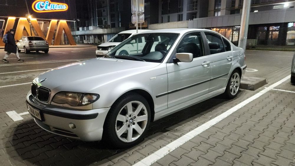 Продам БМВ е46 330хі двигун м54b30 повний привід 
112тис пробіг (зафіксований на дилері), офіційний автомобіль куплений в Києві , один власник
Електросидіння з памятю та підігрівом , лінзовані фари,мульти М- кермо , круїз, допомога спуску з гори, музика Harman  Kardon, сервісна книжка два ключі .
Після повного ТО ( масла фільтра , гальмівна рідина , масло в редукторі й роздатці замінено)
Всі додаткові питання по телефону