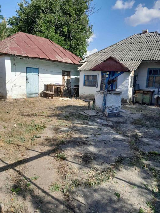 Продаж будинку за межами міста, з санвузлом та великою земельною ділян