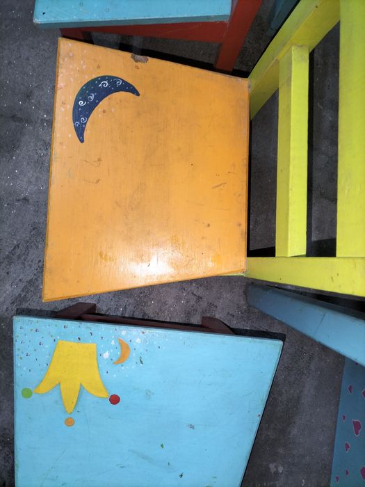 Mesa, cadeiras e baú de madeira paracriança