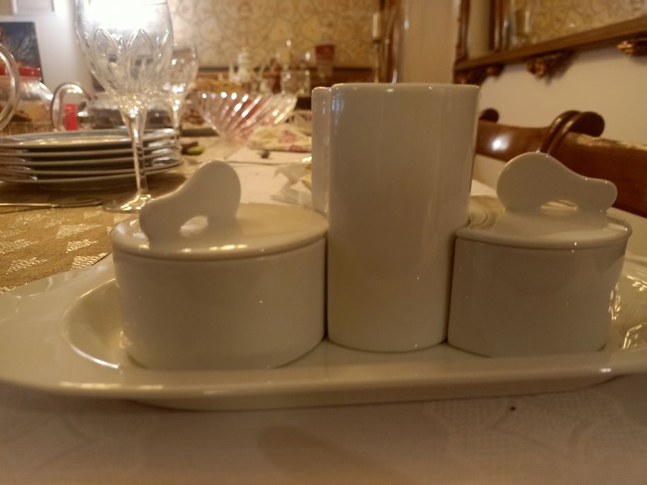 Conjunto leiteira e açucareiros