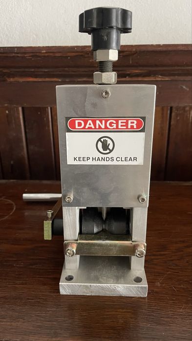 Máquina para descarnar fios