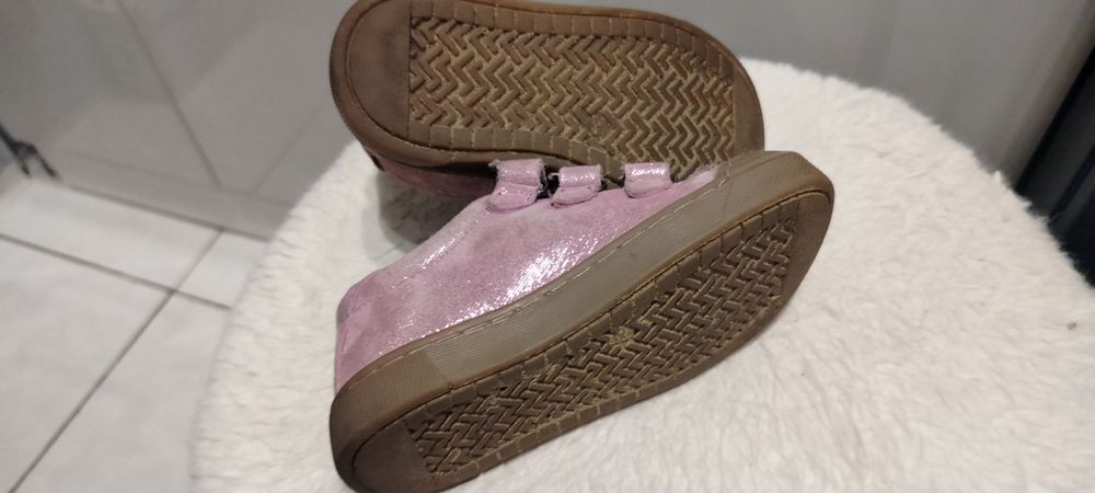 Różowe brokatowe półbuty dziecięce Lasocki Kids.