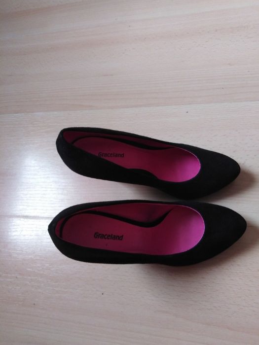 Czarne zamszowe szpilki Deichmainn