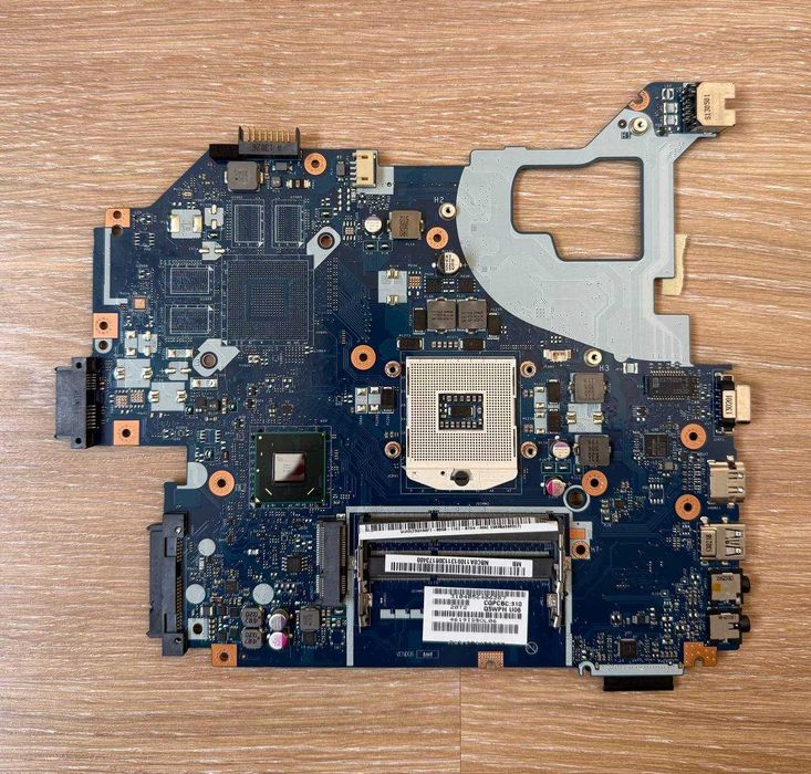 Материнська плата від ноутбука Acer Aspire E1-571 під відновлення