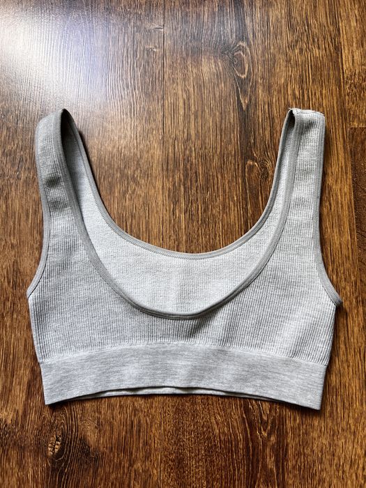 Топ в рубчик підійде для дитини або підлітка