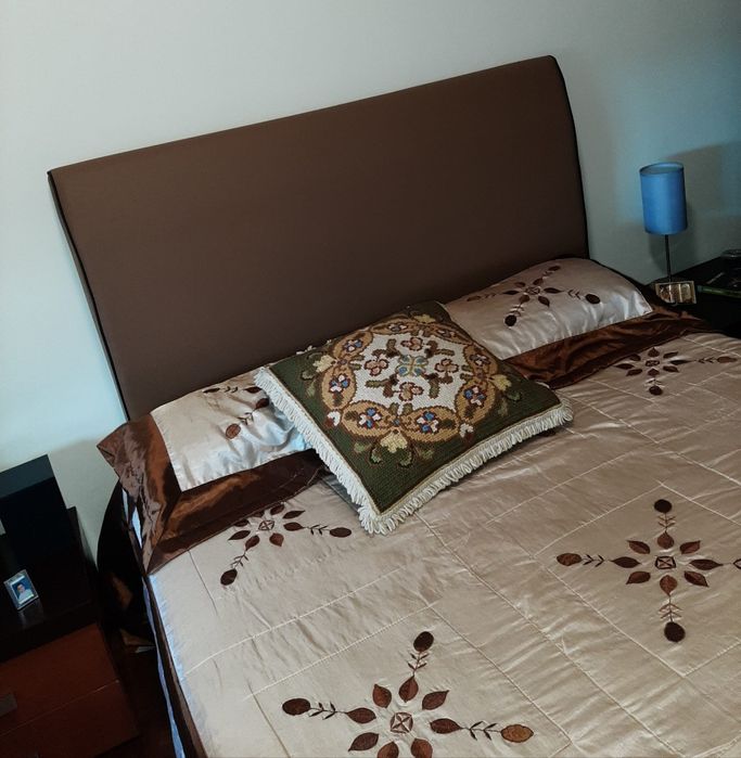 Sommier de casal quase novo + colchão e + duas mesinhas de cabeceira