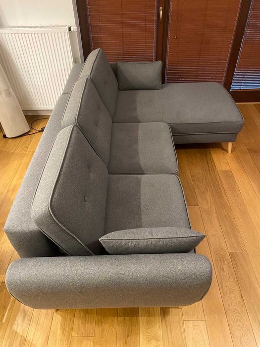 Czysta sofa narożna.