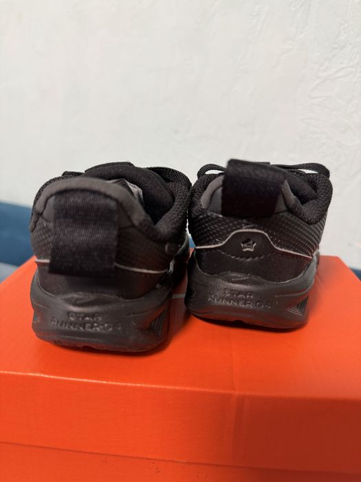 Нові кросівки Nike