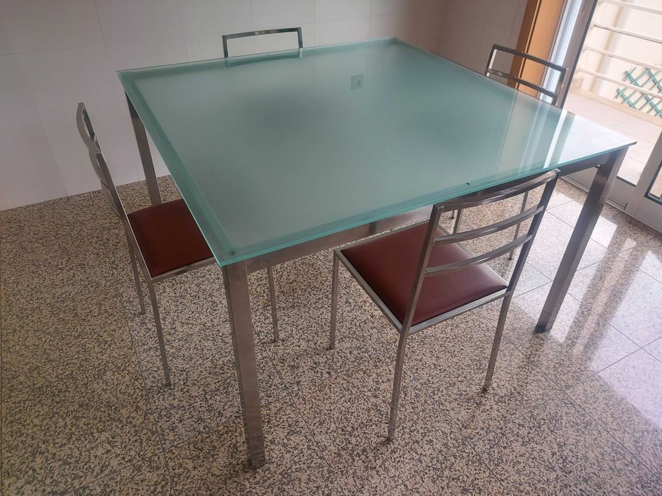 Mesa de cozinha quadrada e cadeiras