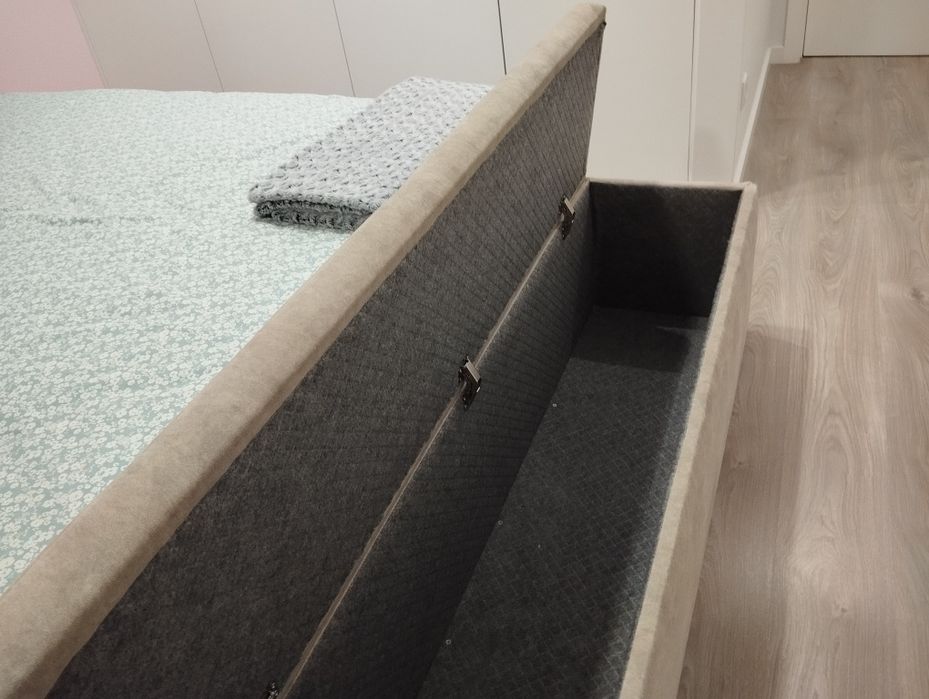 Cama estofada com banqueta 1,60 x 2,00m