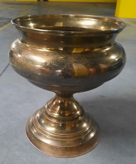 Conjunto de 2 vasos de latão.