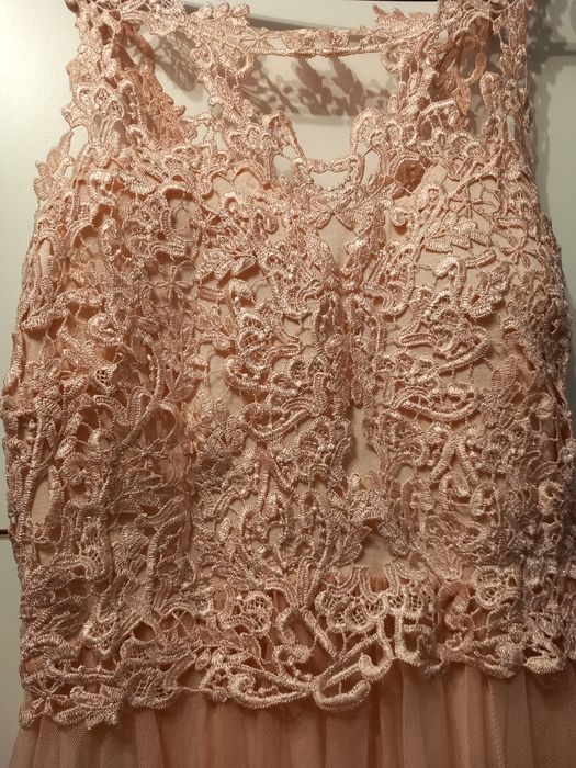 Różowa sukienka z koronką