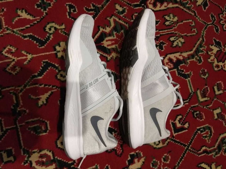 кросівки фірмові Nike