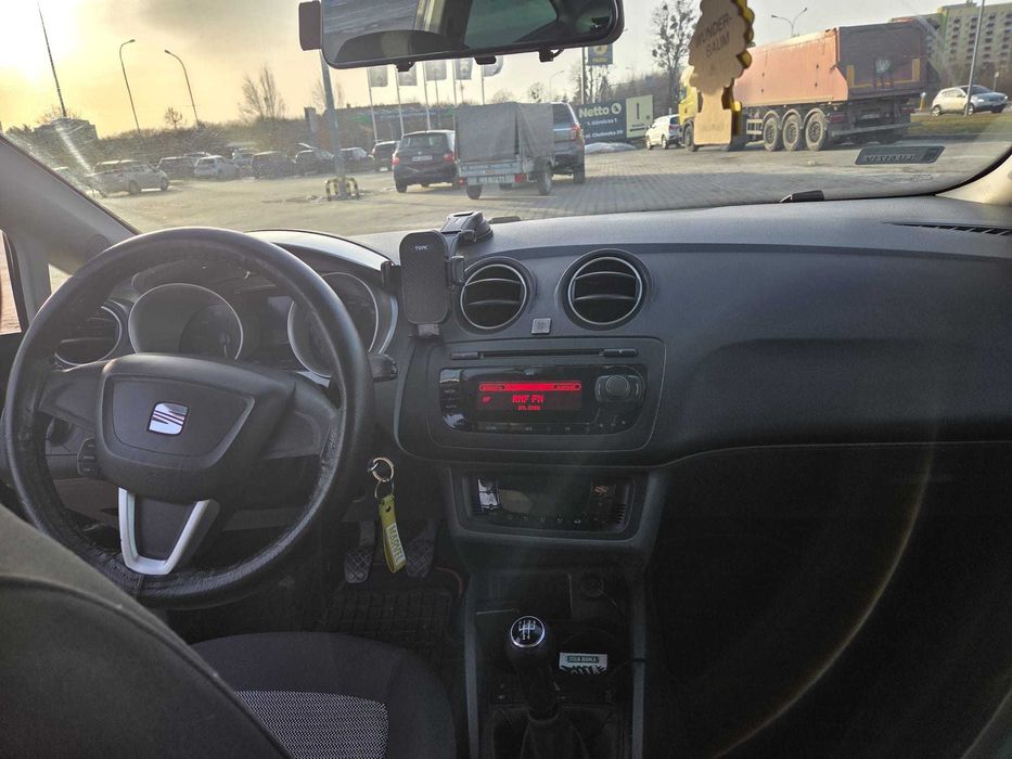 Seat Ibiza 4 samochód osobowy
