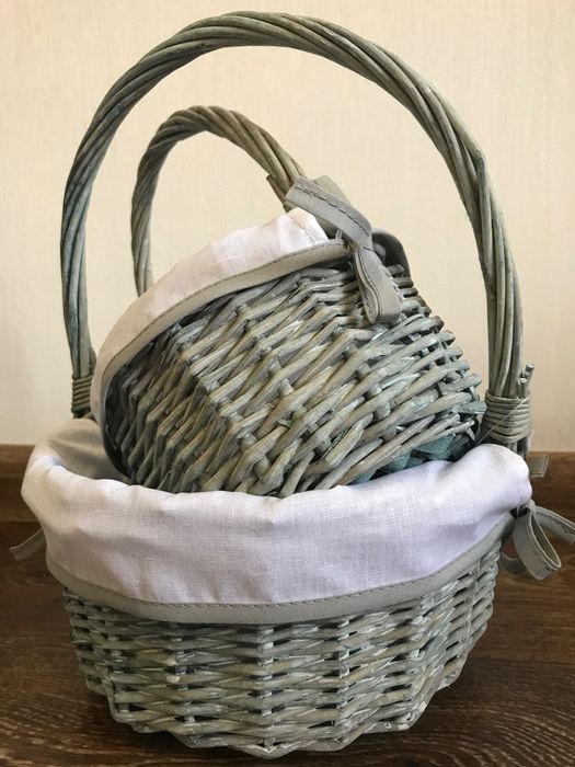 Святкові корзини задекоровані квітами