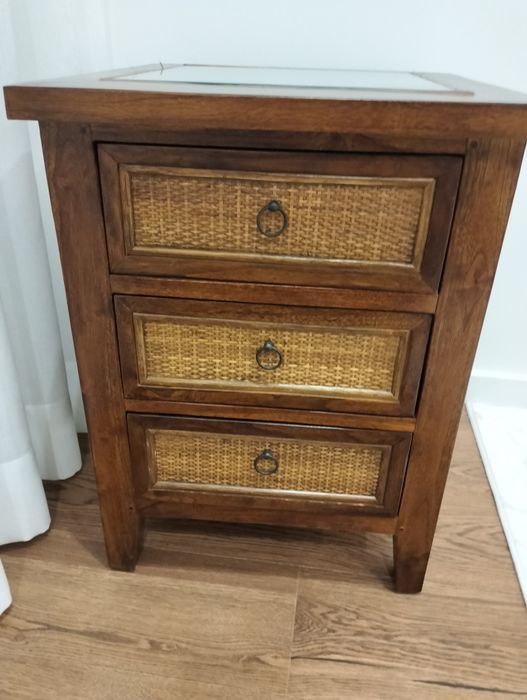 Mesinha de cabeceira em madeira e rotin