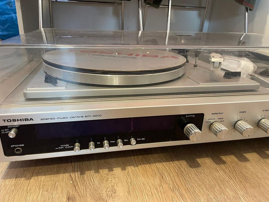 Gira-discos vintage Toshiba + colunas