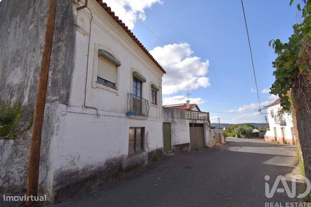 Casa tradicional T3 em Miranda do Corvo de 220,00 m2