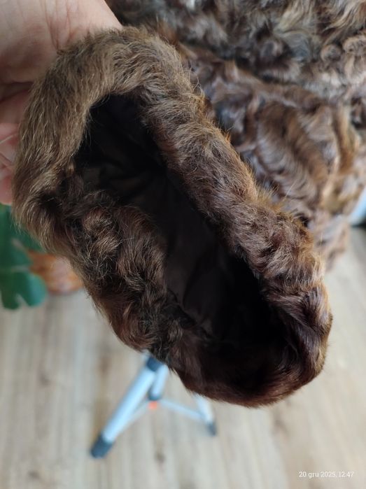 Futro z karakuł, brązowe.