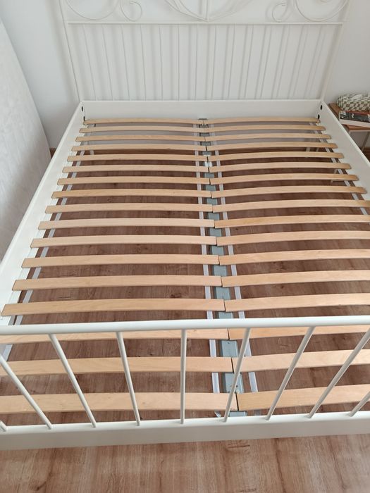 Łóżko metalowe białe 160x200 cm – stelaż drewniany | Bez materaca