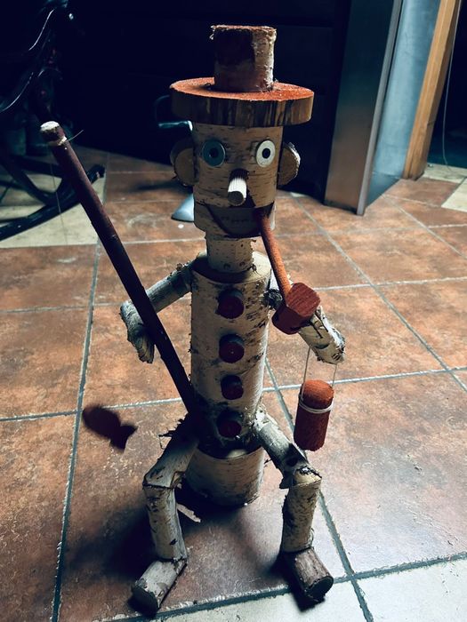 Dekoracja do ogrodu kukiełka z wędka figurka drewniana