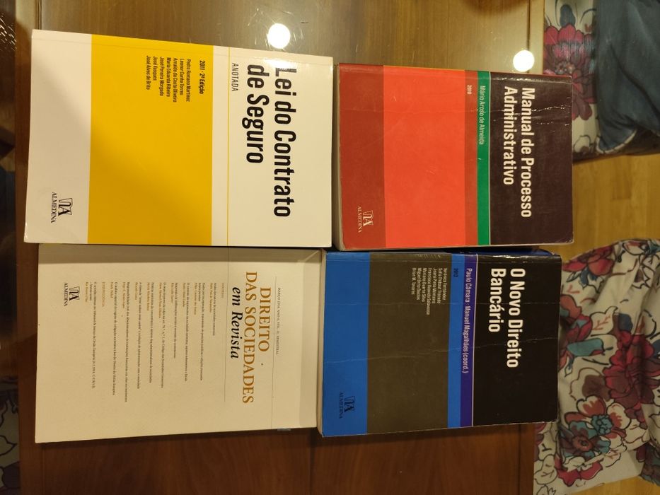 Vários livros direito