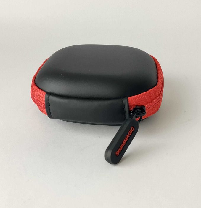 Etui na słuchawki czarno czerwone SoundMagic