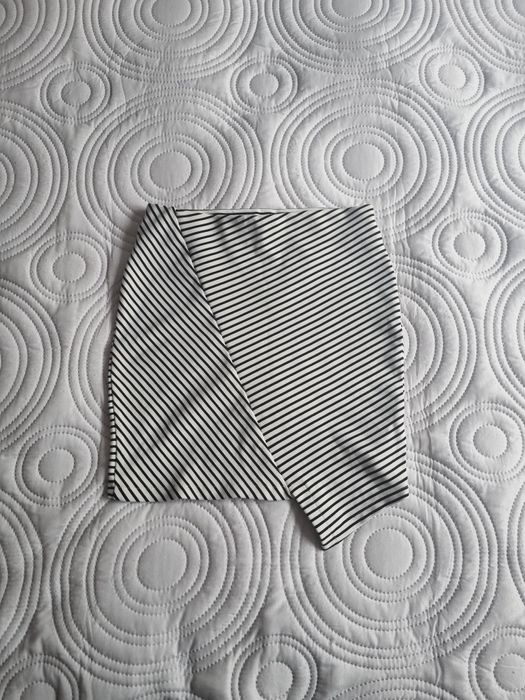 Spódnica prążkowana w biało- czarne paski, Pull&Bear, rozmiar M