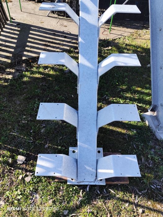 Schody drewniane konstrukcja metalowa dochodów, belka prowadząca