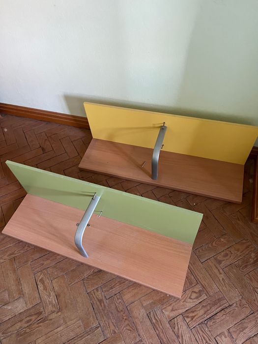 Camas de criança com móvel e prateleiras (colchões incluídos).