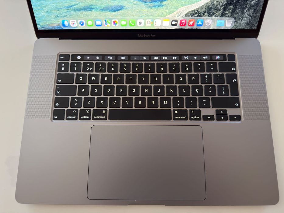 MacBook Pro 16’’ Late 2019 Intel Core i7 2,6GHz Cinzento Sideral com carregador