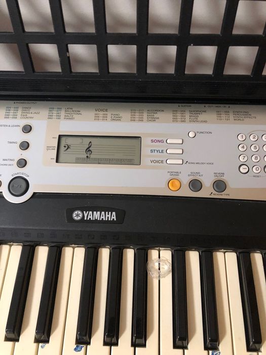 Piano yamaha com suporte