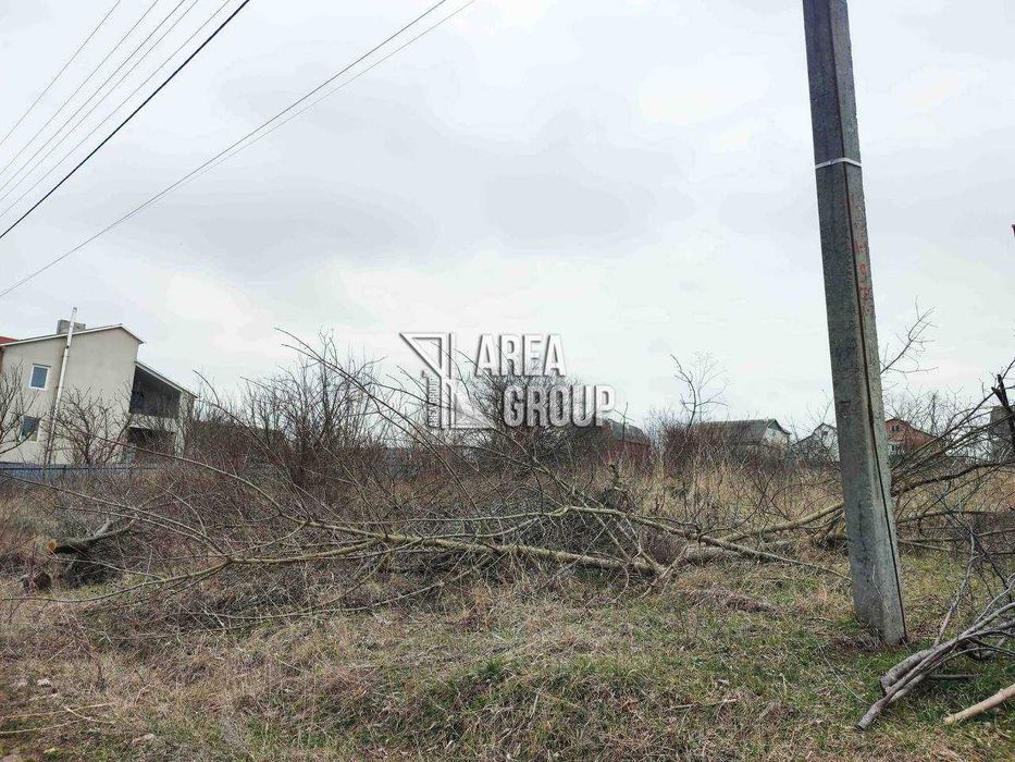 Продаж земельної ділянки під житлову забудову поблизу міста.