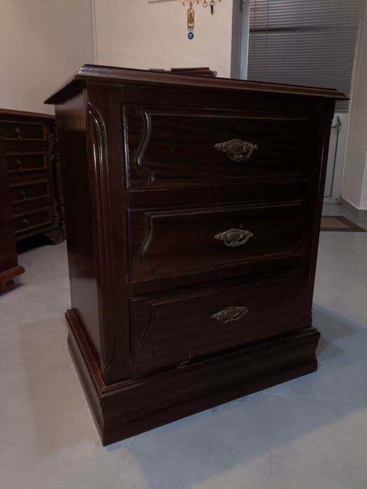 Mesa de cabeceira em mogno