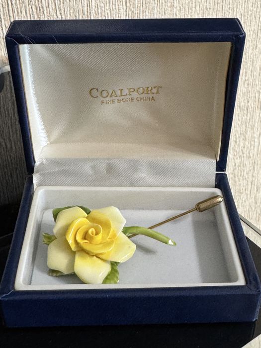 Гарна вінтажна брошка з трояндою coalport в коробочці