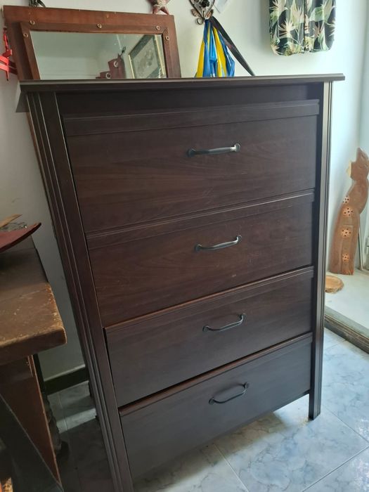 Cómoda Songsand Ikea, em bom estado

Com 4 gavetas deslizantes.

Altura - 1,18cm
Largura - 80cm
Fundo - 48cm

A levantar em Lisboa, Santa Apolónia.