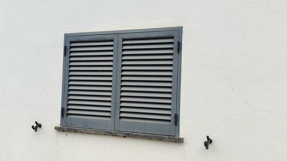 Janelas em alumínio lacado, com vidro duplo e oscilobatente