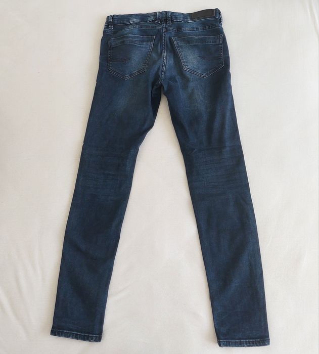 skinny jeansy z przetarciami