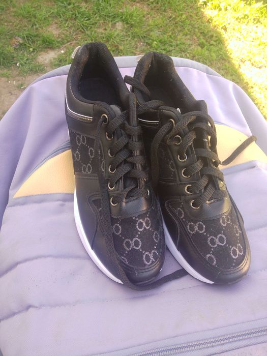 Кросівки жіночі гучі