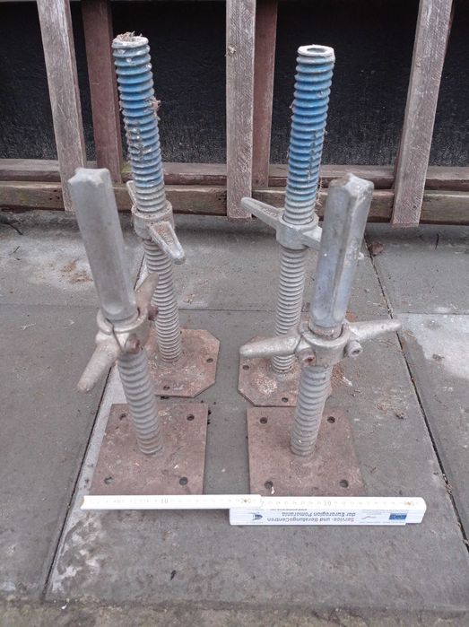 Śruby regulujące poziomujące rusztowanie