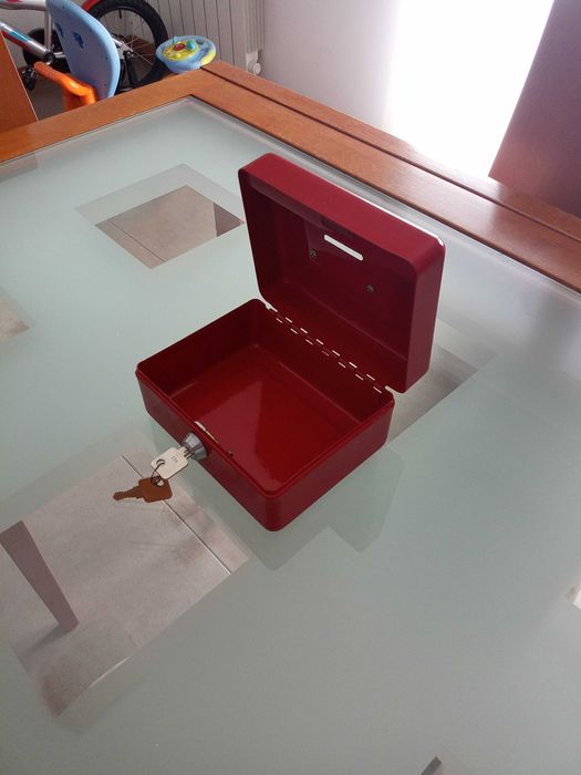 Cofre com fechadura e chave como novo