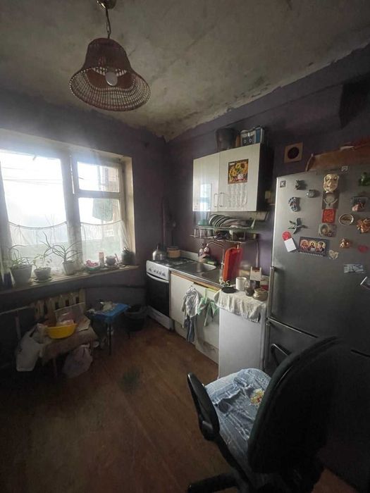 продаються 2 кімнати в 3-кімнатній квартирі,метро Лісова