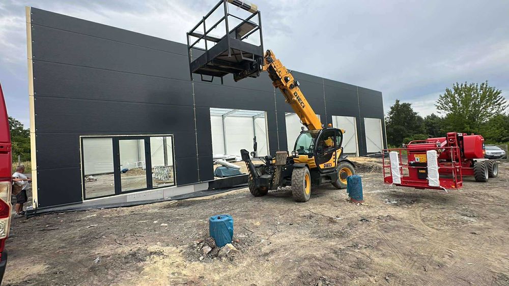 Hala stalowa 15x25 m – ocynk, płyta PIR – producent HALER