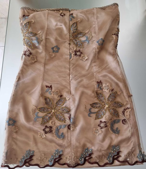 Vestido com bordados e brilhantes