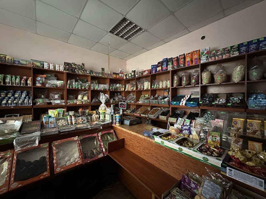 ** Ріпкинська! 50 кв.м., можна частину! Місце для реклами!