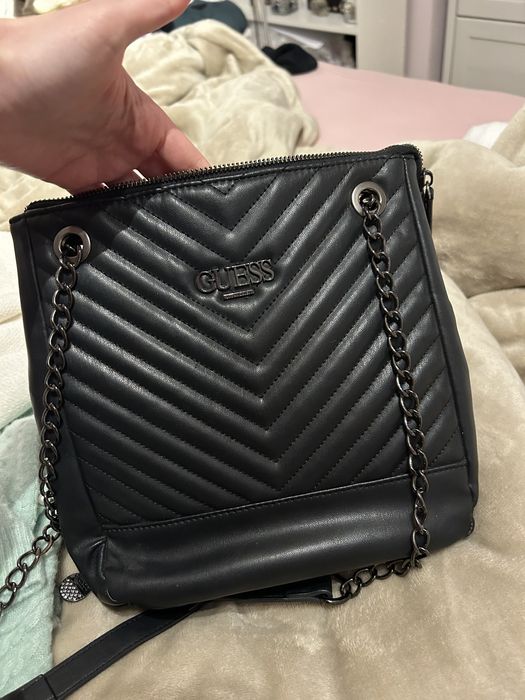 Czarna torebka Guess