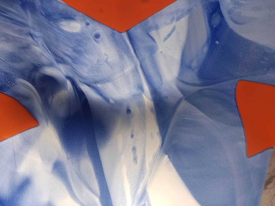 Prato em Vidro Artístico – Movimento, Cor e Exclusividade